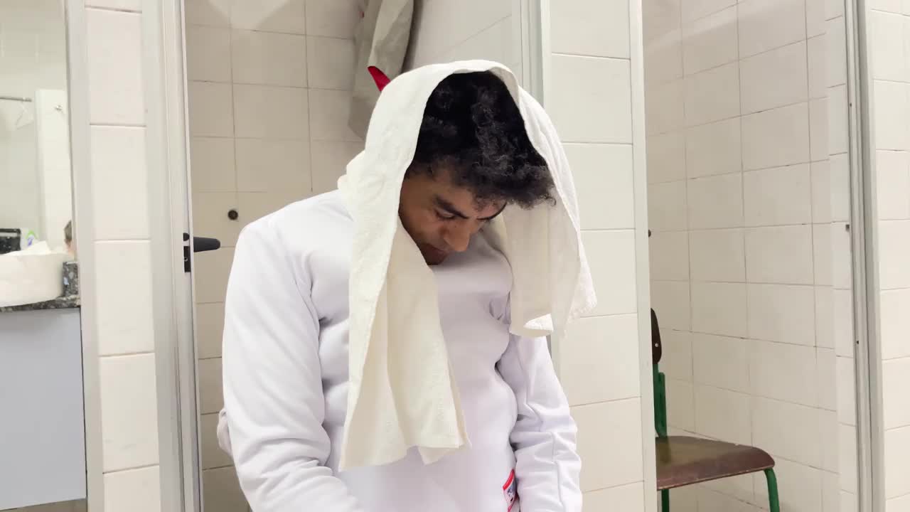 男用轮椅击剑运动员在更衣室用毛巾盖住头部视频下载