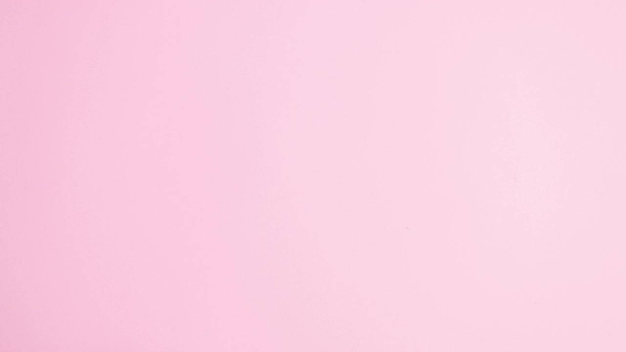 花插花来自淡粉色杯在明亮的粉红色背景。停止运动视频素材