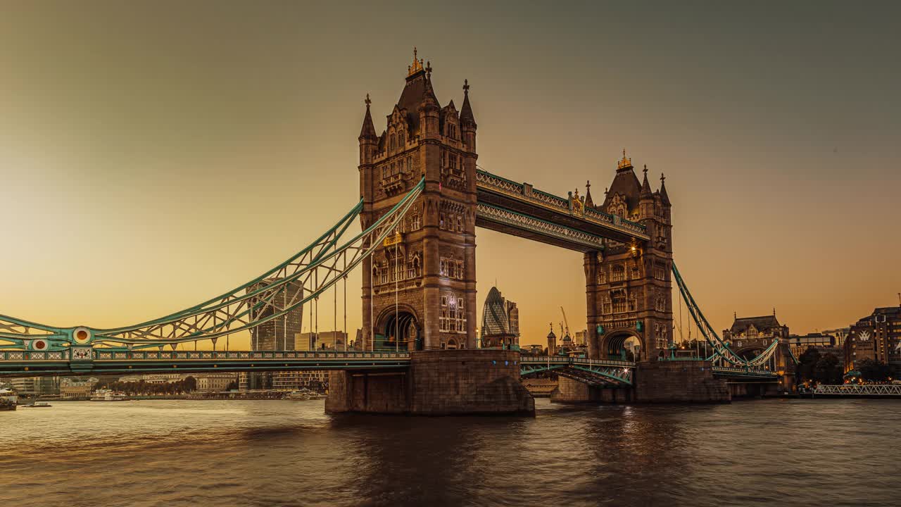 伦敦塔桥的超高清日落时间。英国视频下载