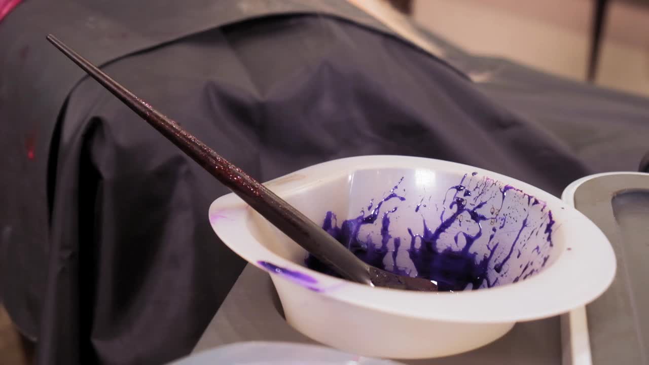 桌上放着粉色和紫色颜料和画笔的碗视频下载