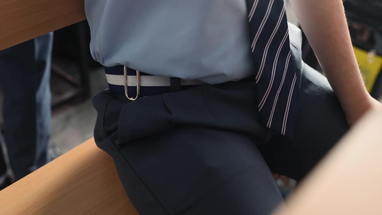 中间部分担心男孩抖他的腿坐在课桌在教室视频下载
