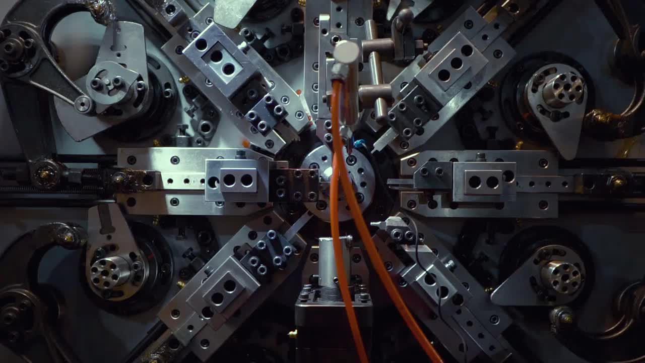 机器人自动制造弹簧，数控线圈制造弹簧，操作员制造汽车弹簧零件的工厂加工。视频下载