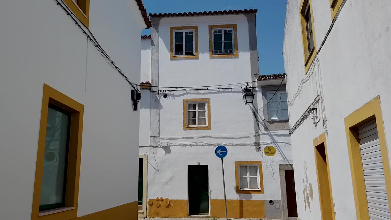葡萄牙Alentejo, Evora，老城区狭窄的街道视频下载
