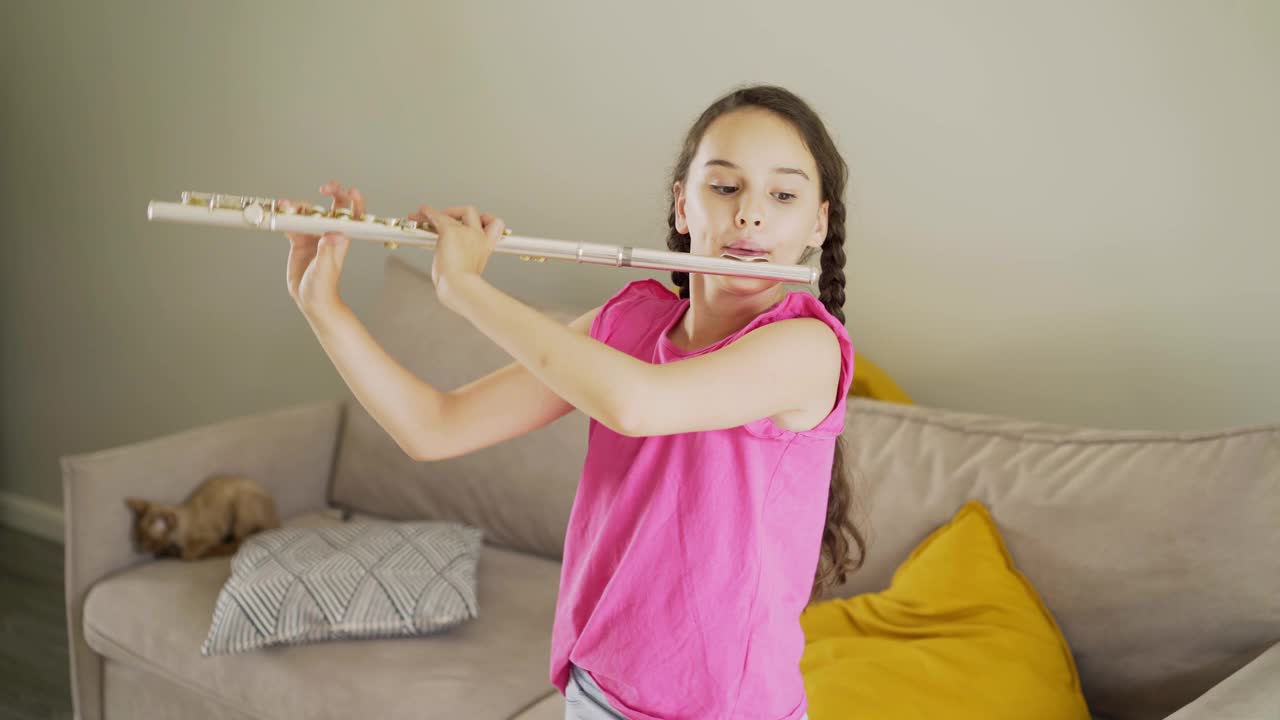 少女音乐家在家里吹长笛视频下载