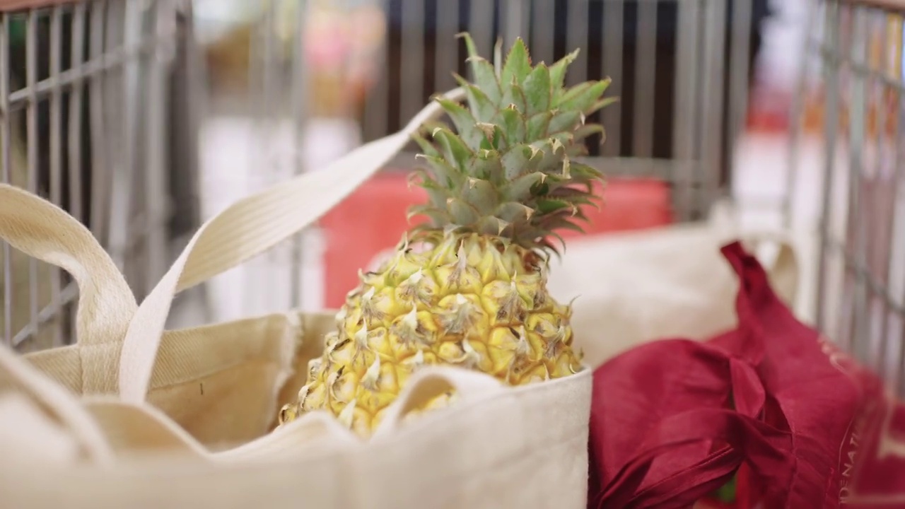 布袋菠萝在购物车中通过市场视频下载