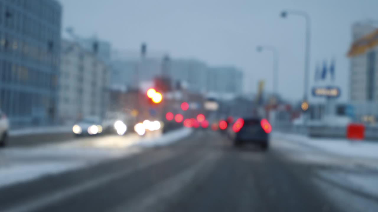 从汽车上观察城市冬季晚间的交通状况视频下载