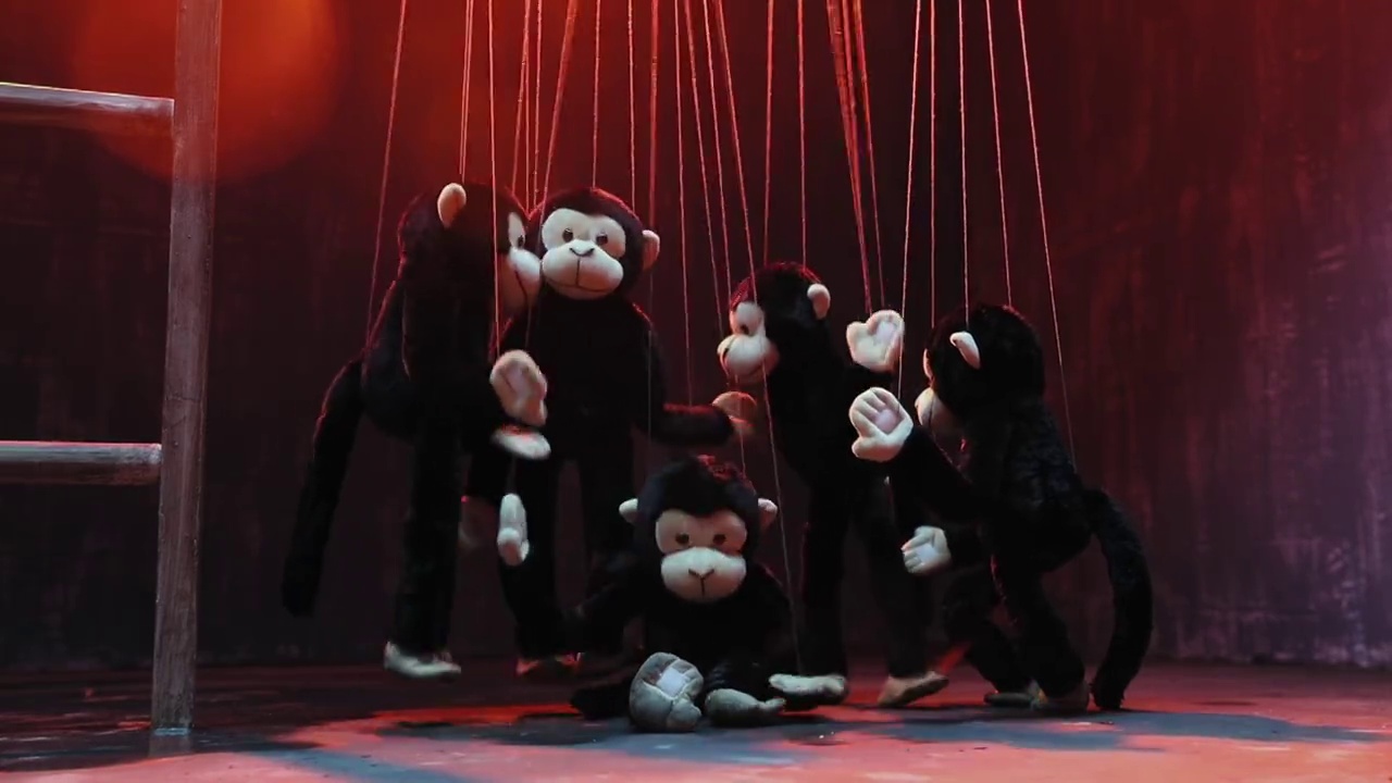 中等镜头的猴子木偶跳舞木偶表演视频下载