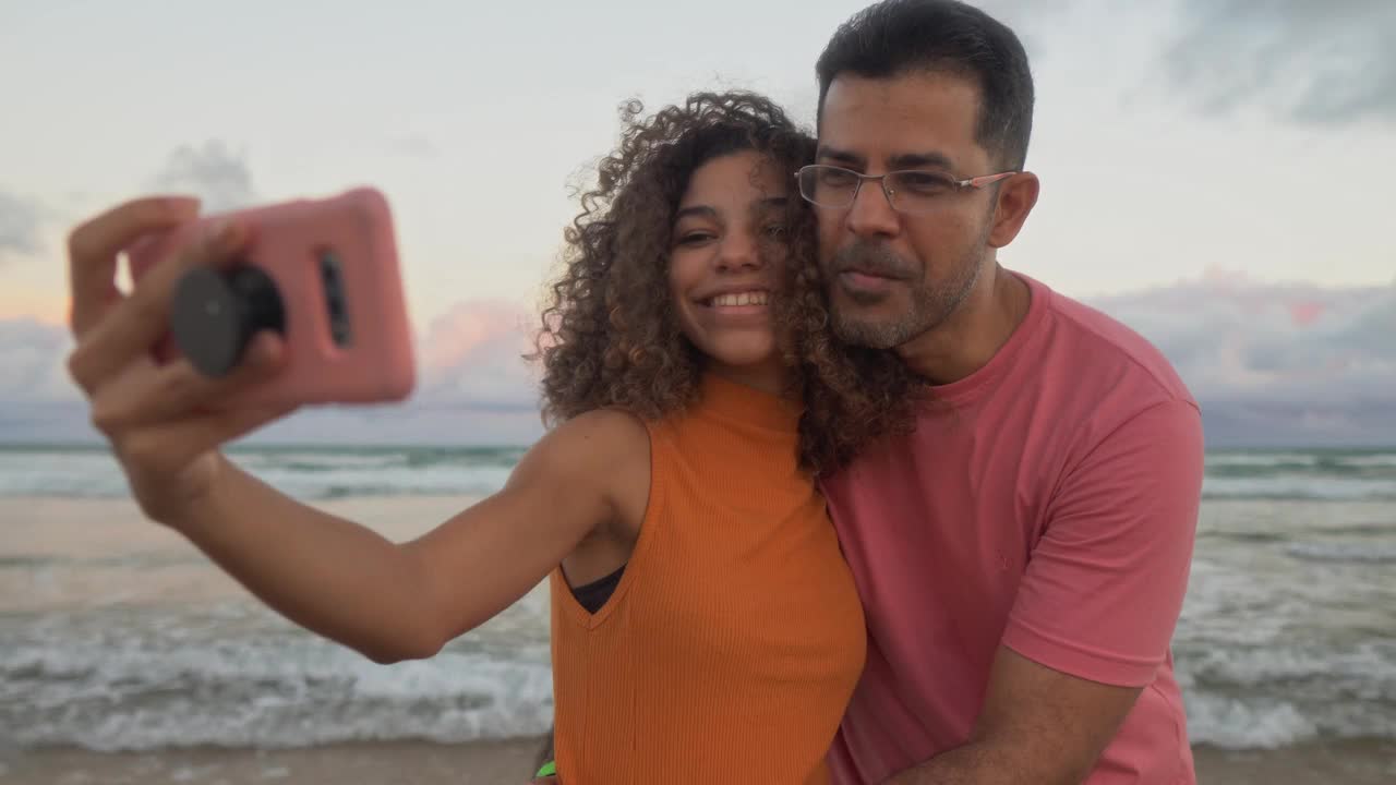 父亲和女儿在海滩上自拍视频下载
