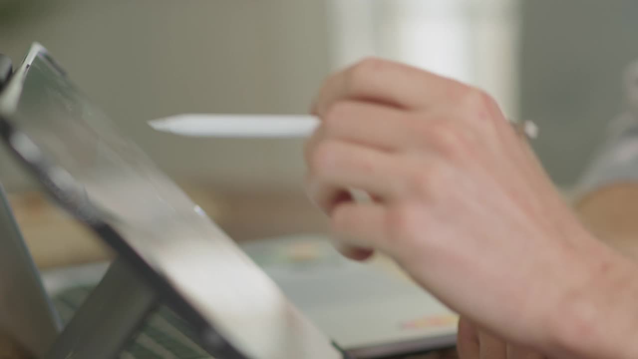 CU Hand使用触控笔绘制，并在触屏导航时用手指放大视频下载