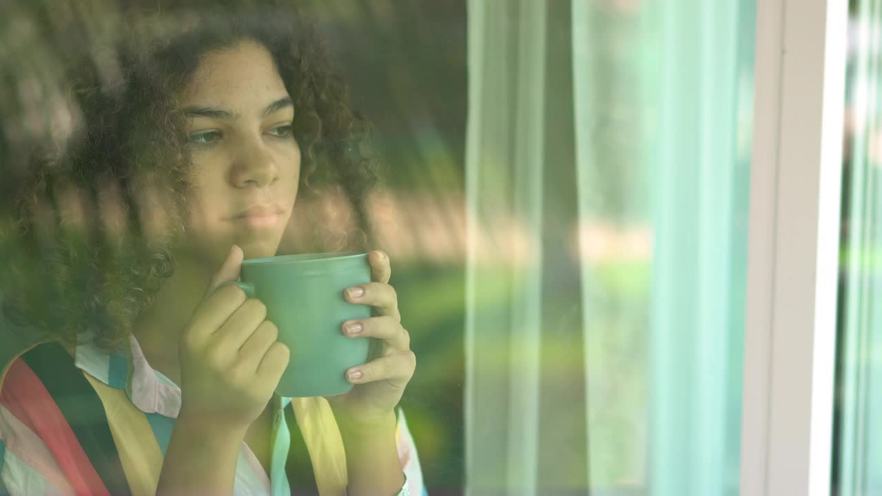 年轻女子喝咖啡视频下载