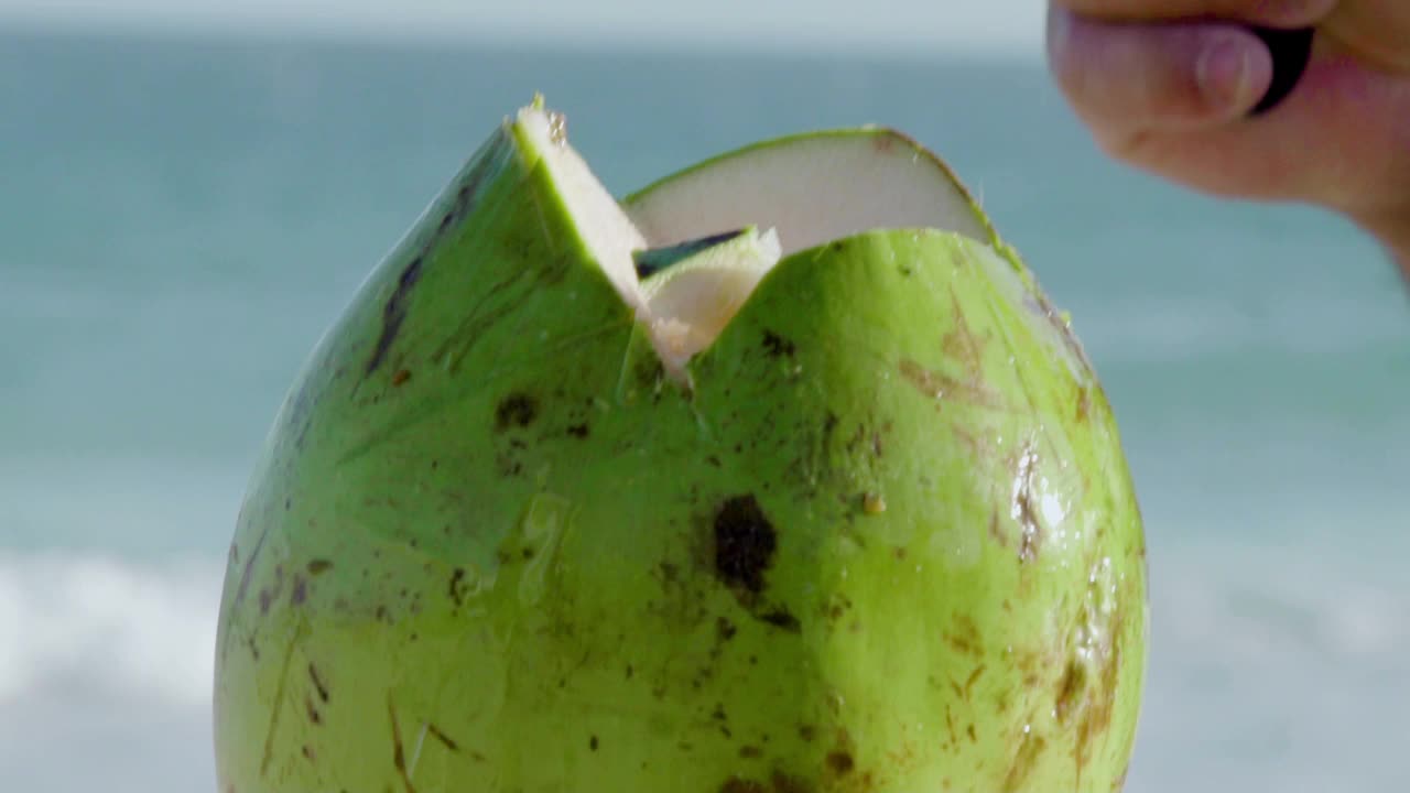 用大砍刀在慢镜头中打开椰子，特写。视频下载