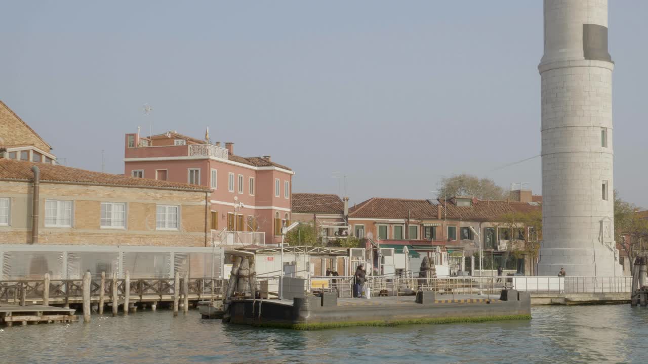 渡轮或水上巴士会停靠在威尼斯的慕拉诺海滨。视频素材