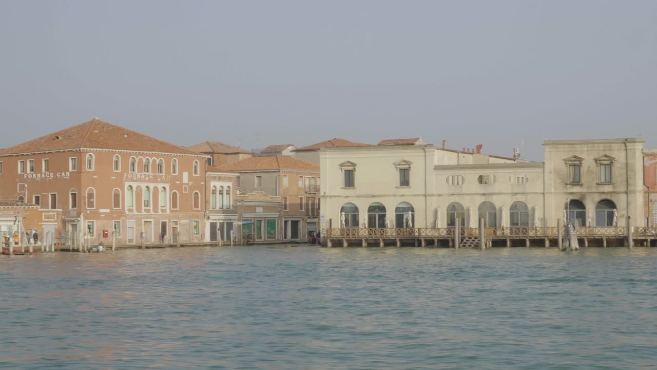 从威尼斯慕拉诺海滨的客船上看。视频下载