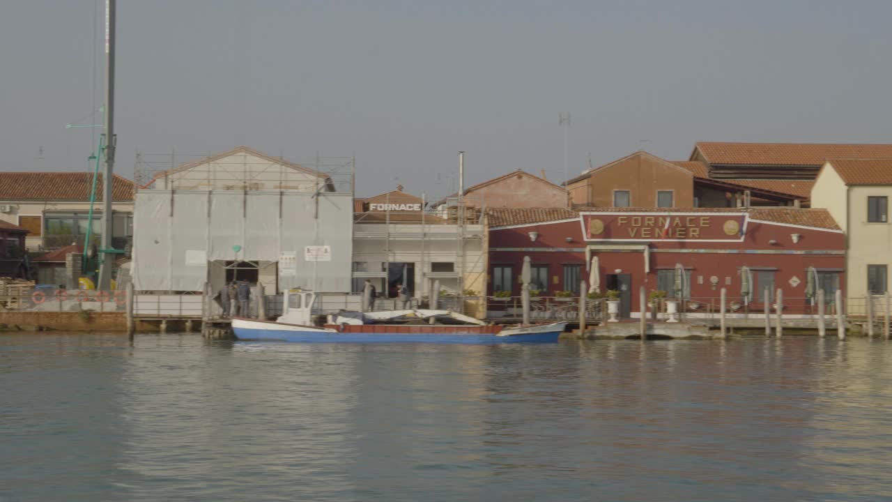 威尼斯慕拉诺海滨的建筑，从渡轮上看。视频下载
