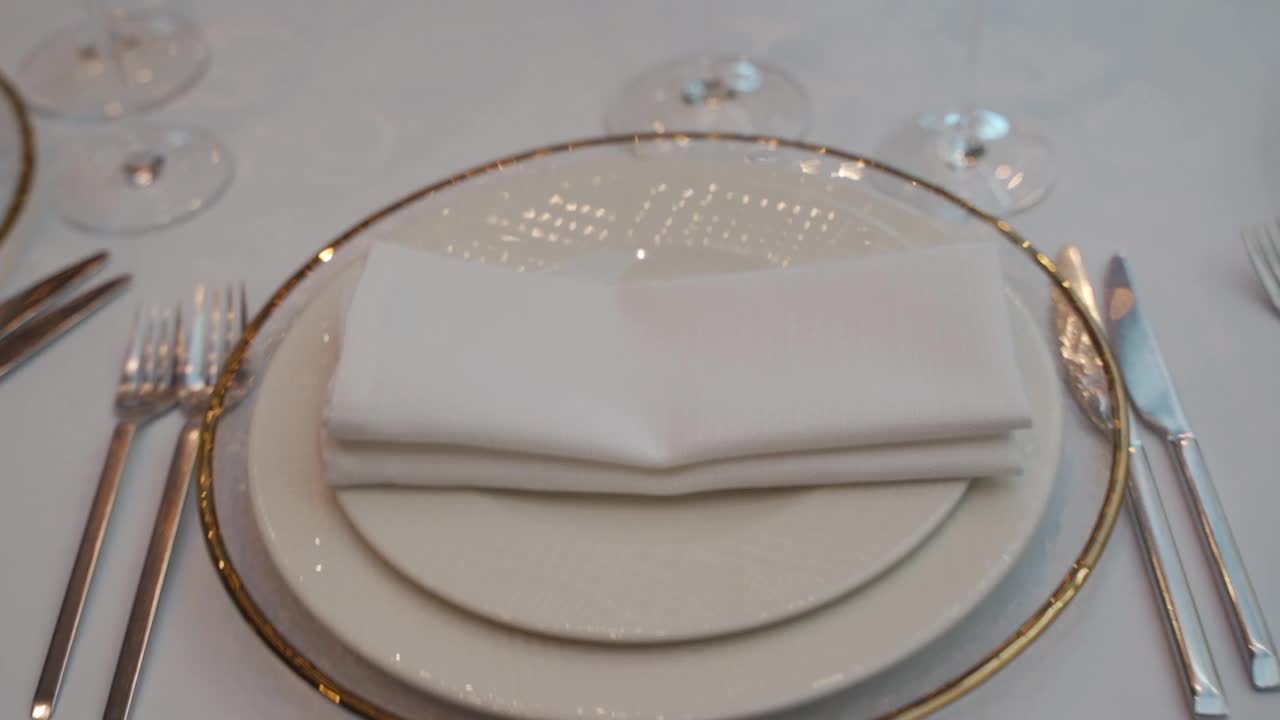 配有白色餐具的餐桌视频下载