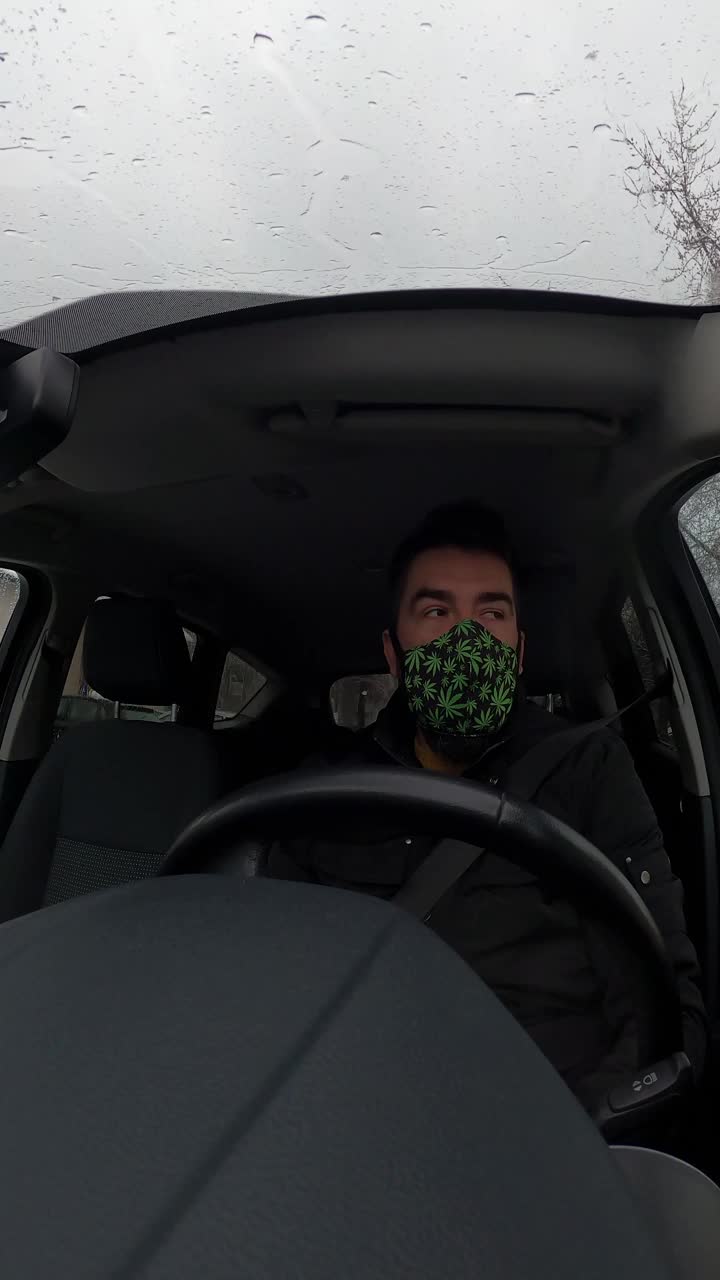 防护面具。男性在假期的公路旅行。司机开车的4k视频视频素材