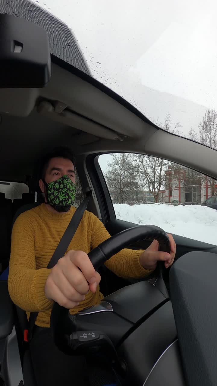 防护面具。男性在假期的公路旅行。司机开车的4k视频视频素材