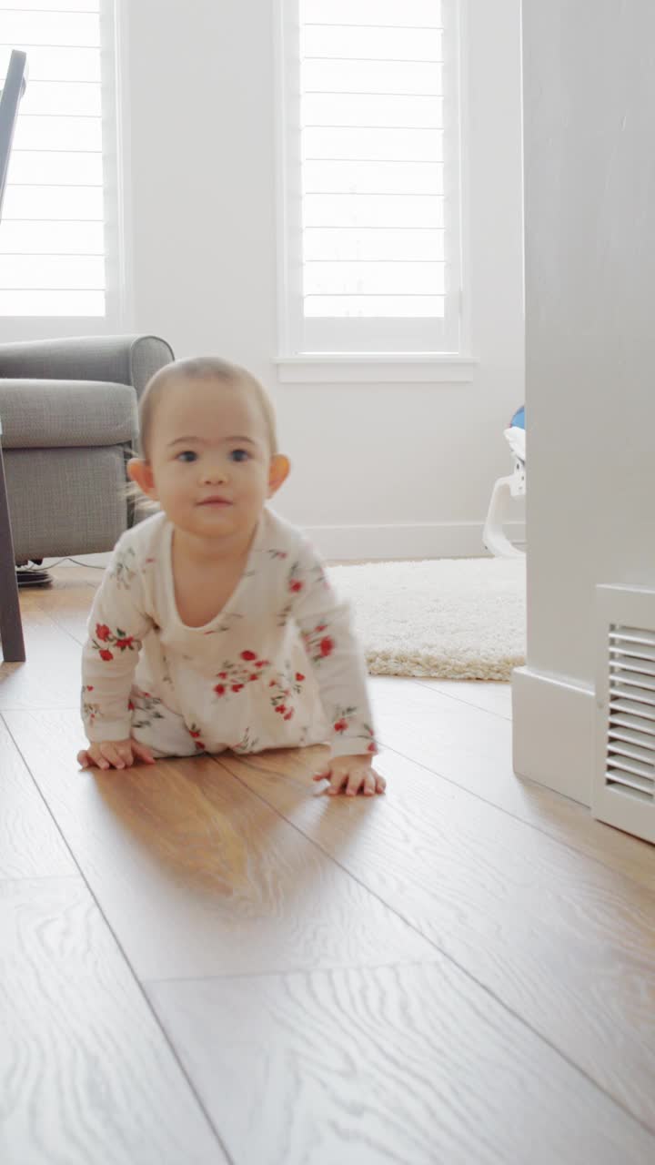 爬行婴儿在一个家庭垂直视频视频素材