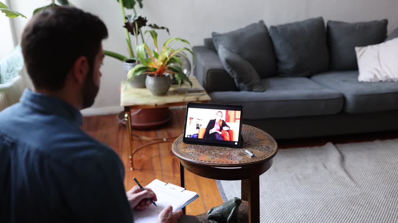 男人在家接受心理治疗师的在线治疗视频素材