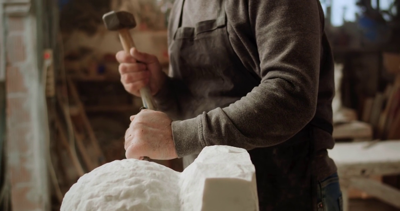 男雕塑家的手正在雕刻一个雕塑视频下载