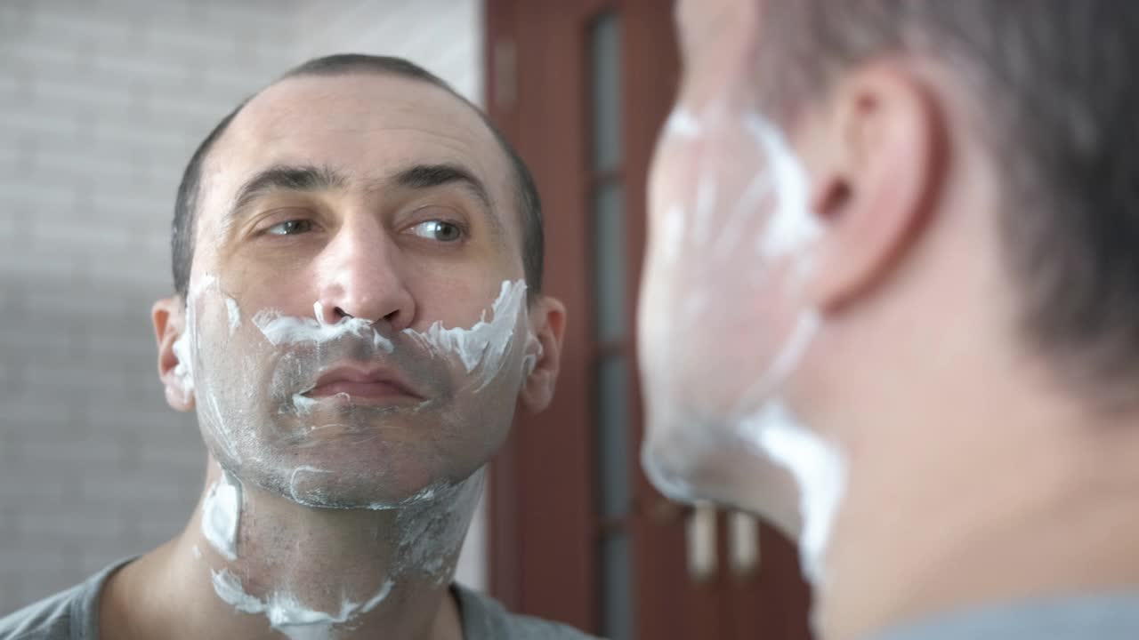 男人刮胡子。视频素材