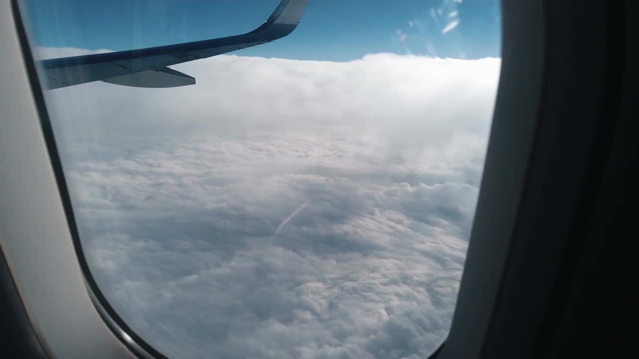 在云上飞行视频素材