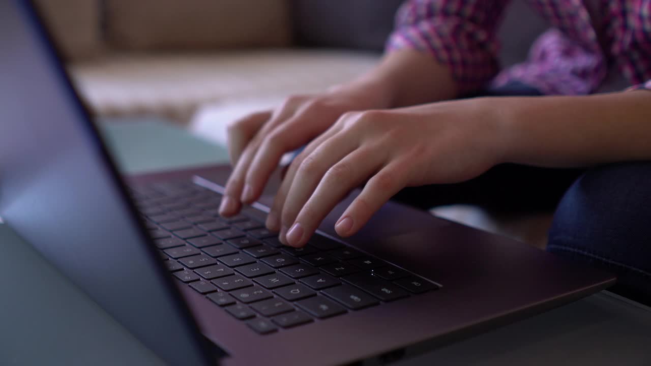 冠状病毒隔离期间使用笔记本电脑在家学习的女孩视频下载