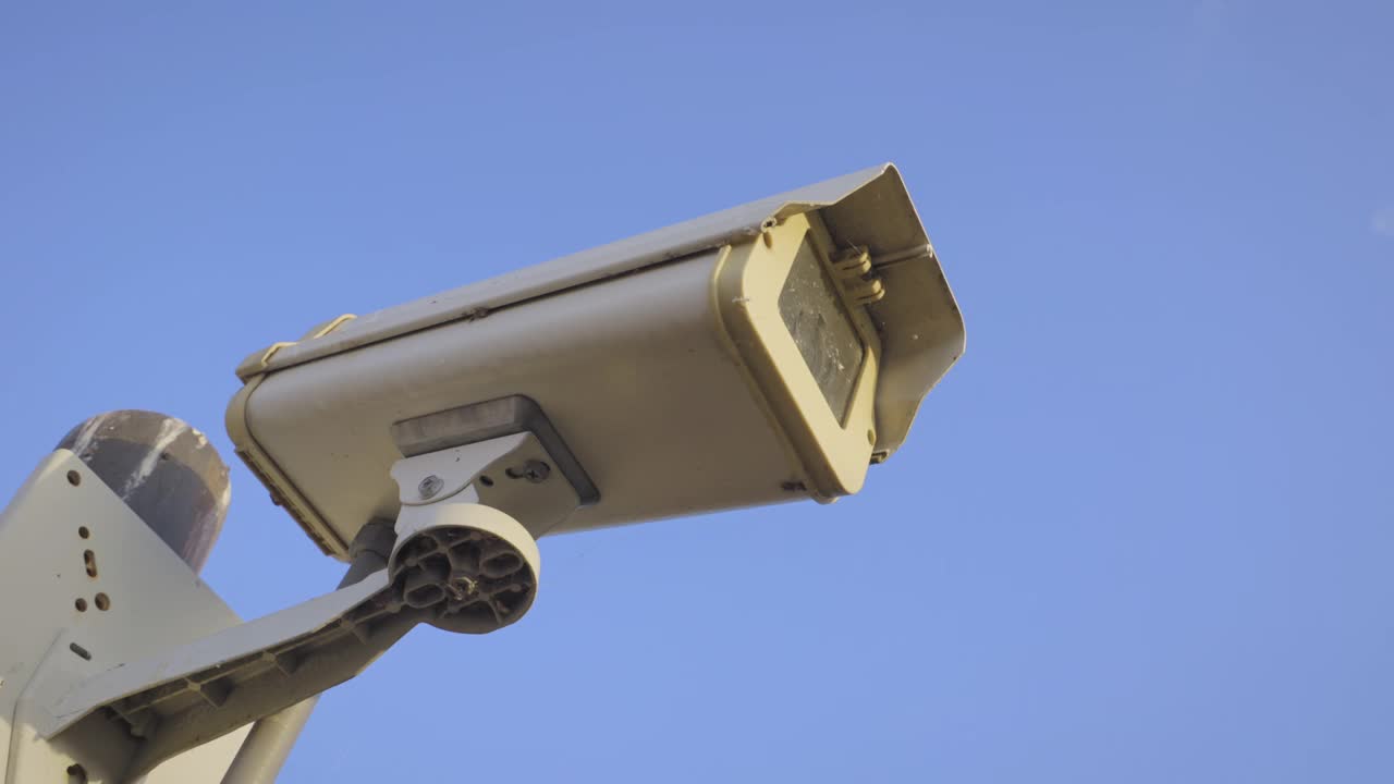 安全摄像头，闭路电视视频监控安装在极限钢杆上视频素材