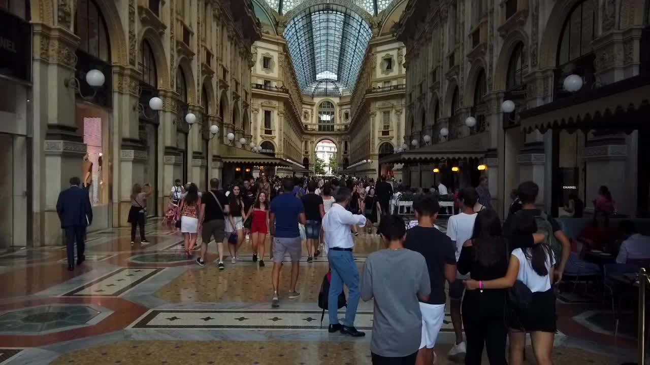 意大利米兰的埃马努埃莱二世拱廊视频素材
