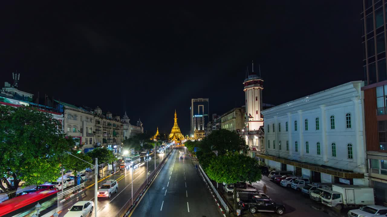 缅甸仰光市大金塔古塔夜间交通延时视频视频素材