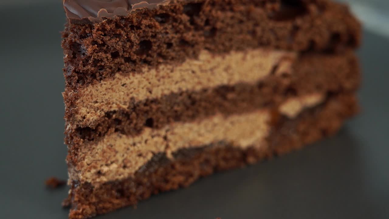 带坚果馅的新鲜烘焙巧克力蛋糕。食物甜点背景。视频下载