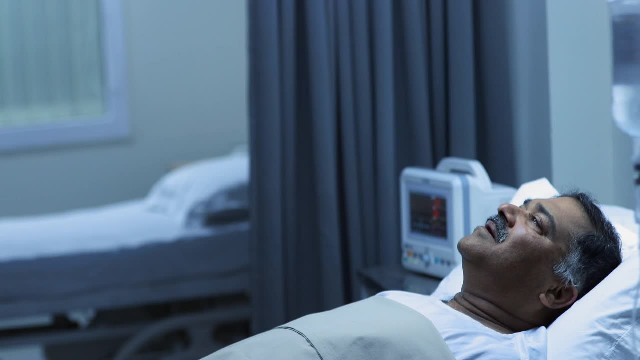 护士在病床上安慰生病的成年男子视频素材