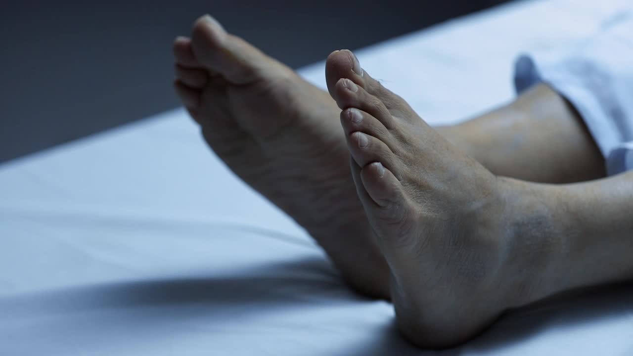 躺在病床上的成年病人的下半部分活动着脚的手指视频下载