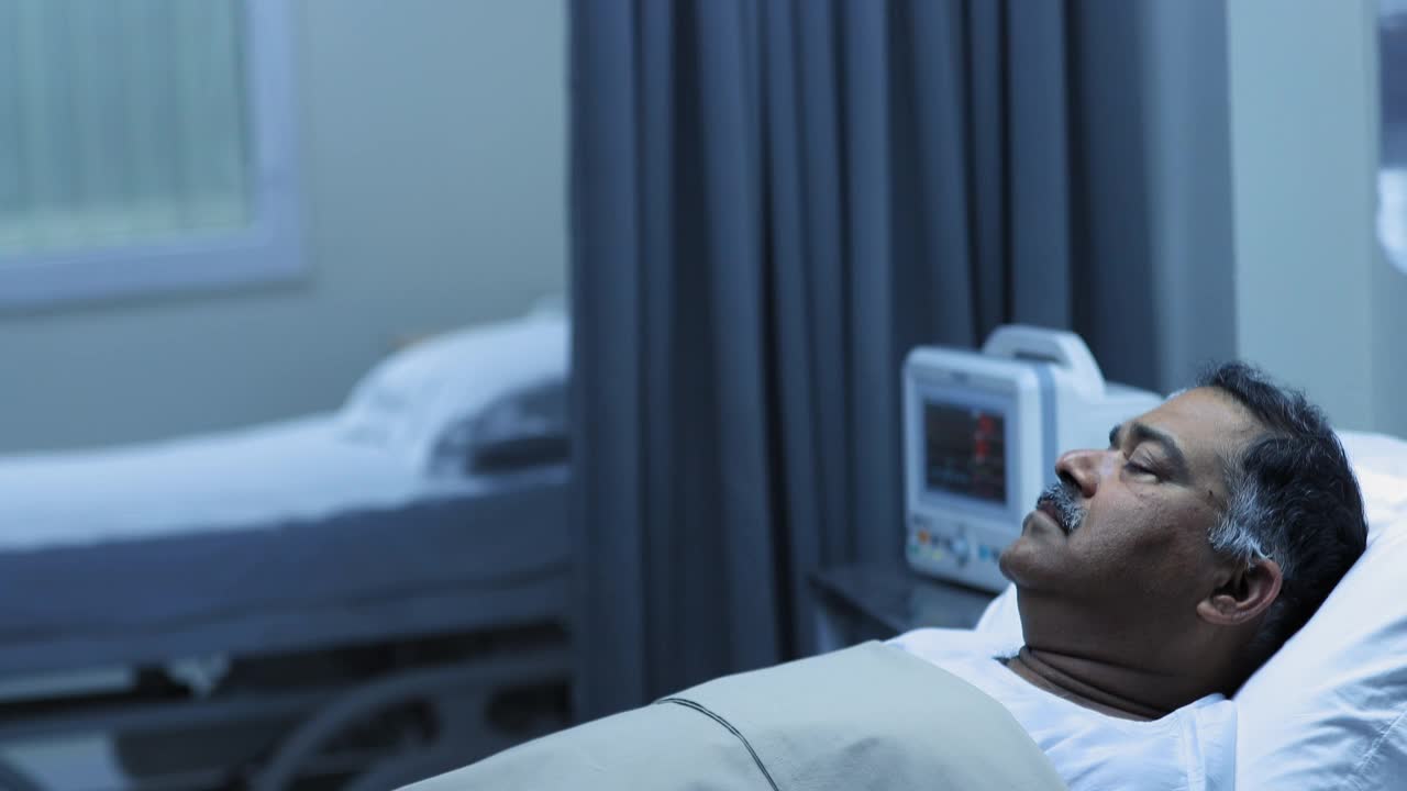 中年男子躺在医院病床上视频下载
