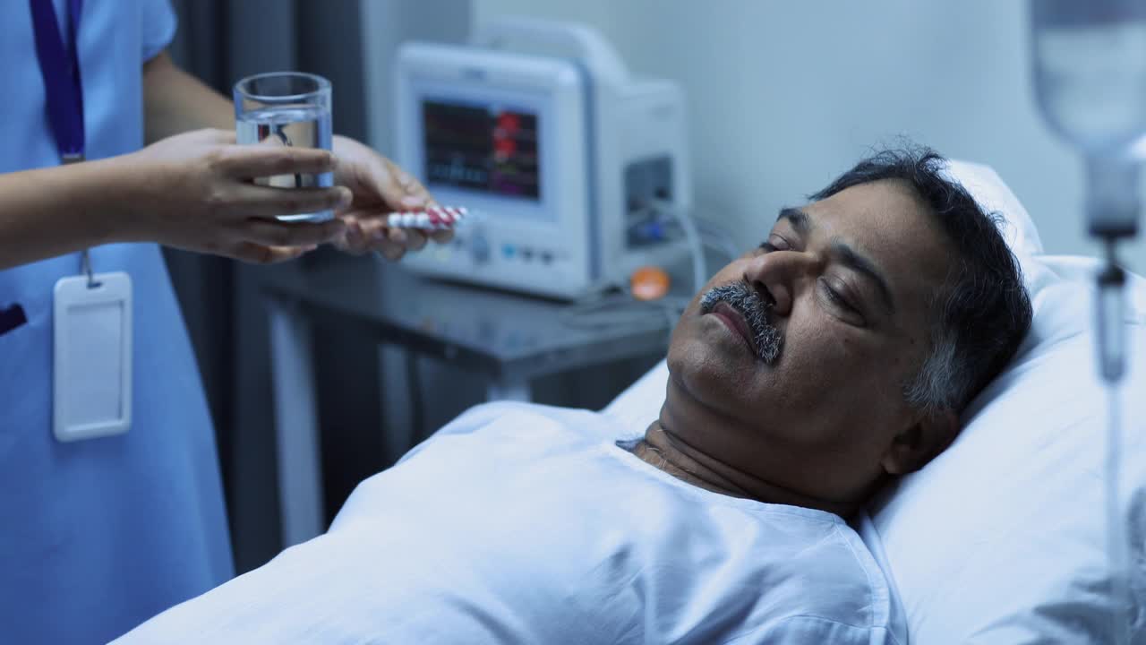 愤怒的成年男子躺在病床上拒绝从护士那里拿药视频下载