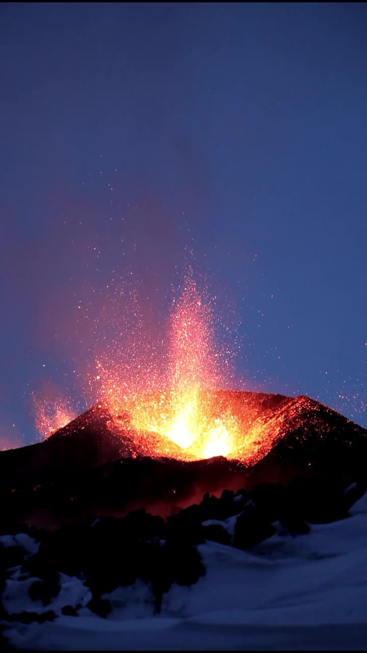 熔岩喷泉喷出流体岩浆，沿着火山口迅速形成了几座充满气泡的熔岩山。视频下载