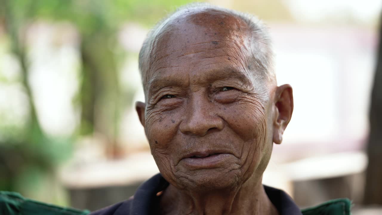 快乐的亚洲老年人，老人看着相机和微笑。视频素材