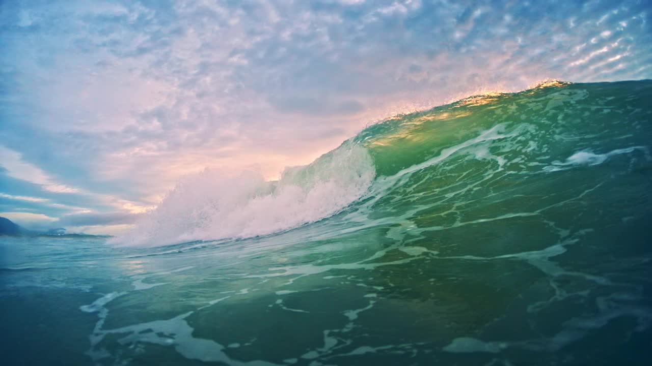 海浪。日出时，大西洋的波浪在巴西坎佩切海滩的海岸上翻滚和破碎视频下载