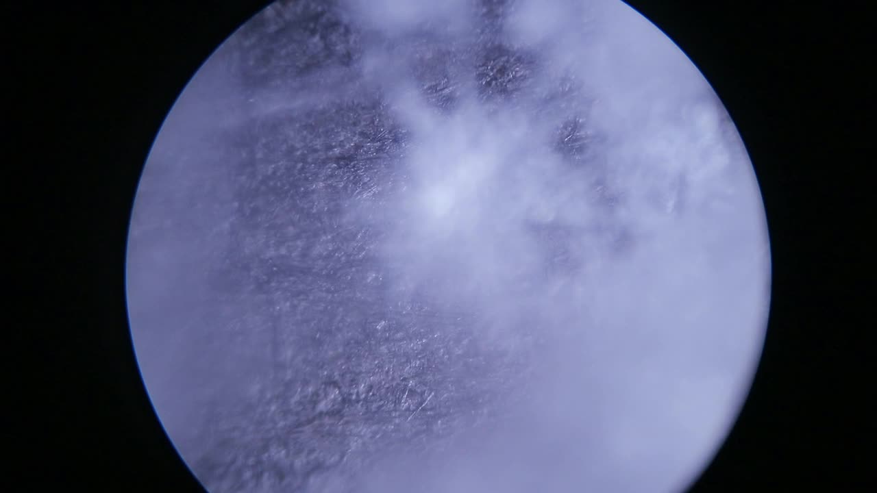 在显微镜下在雪地里潜水。一个气象站的降水研究。雪结构靠近。非常详细的视频视频素材
