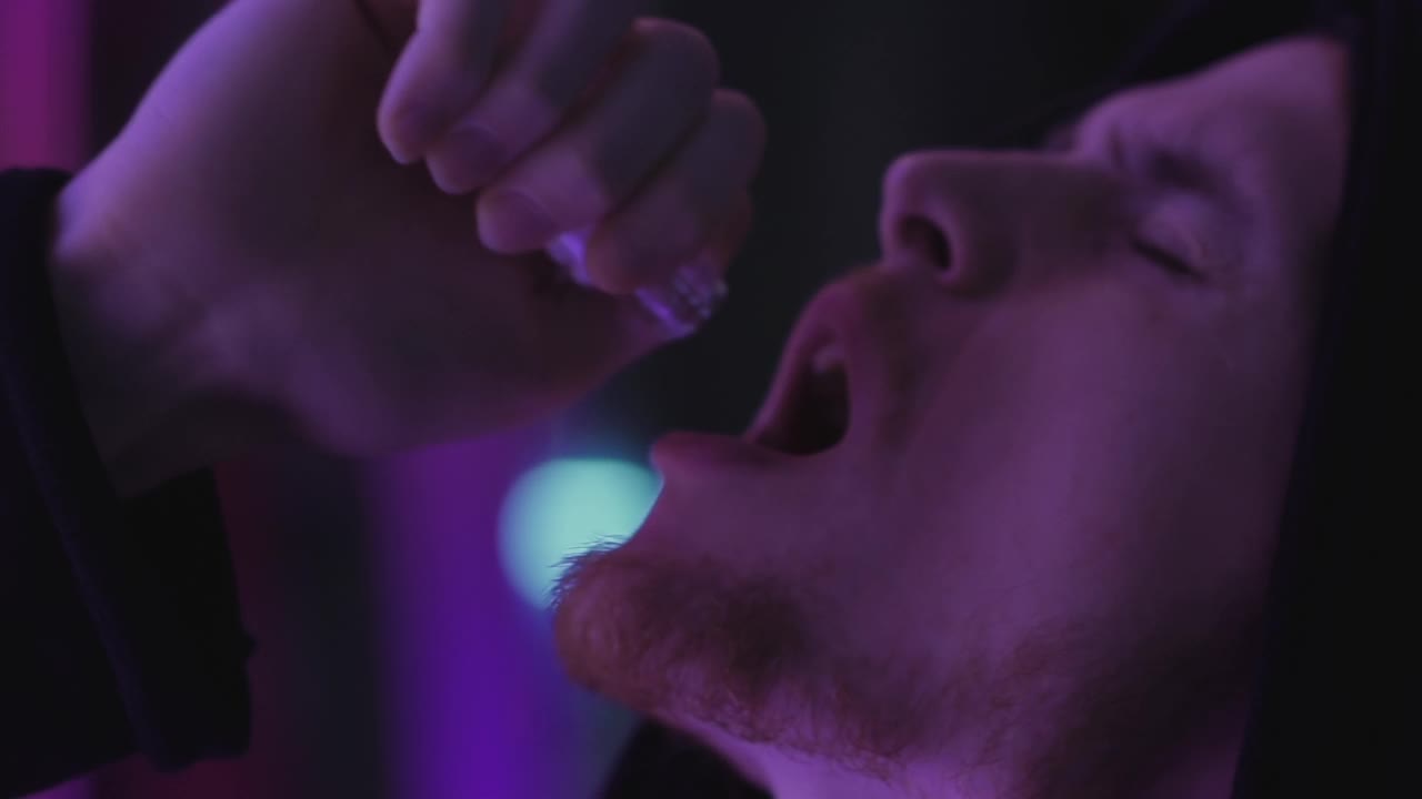 一名抑郁的男性正在喝一瓶药丸视频素材