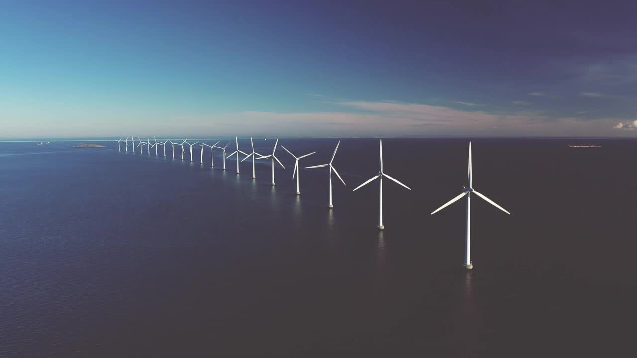 海洋中的风力涡轮机视频素材