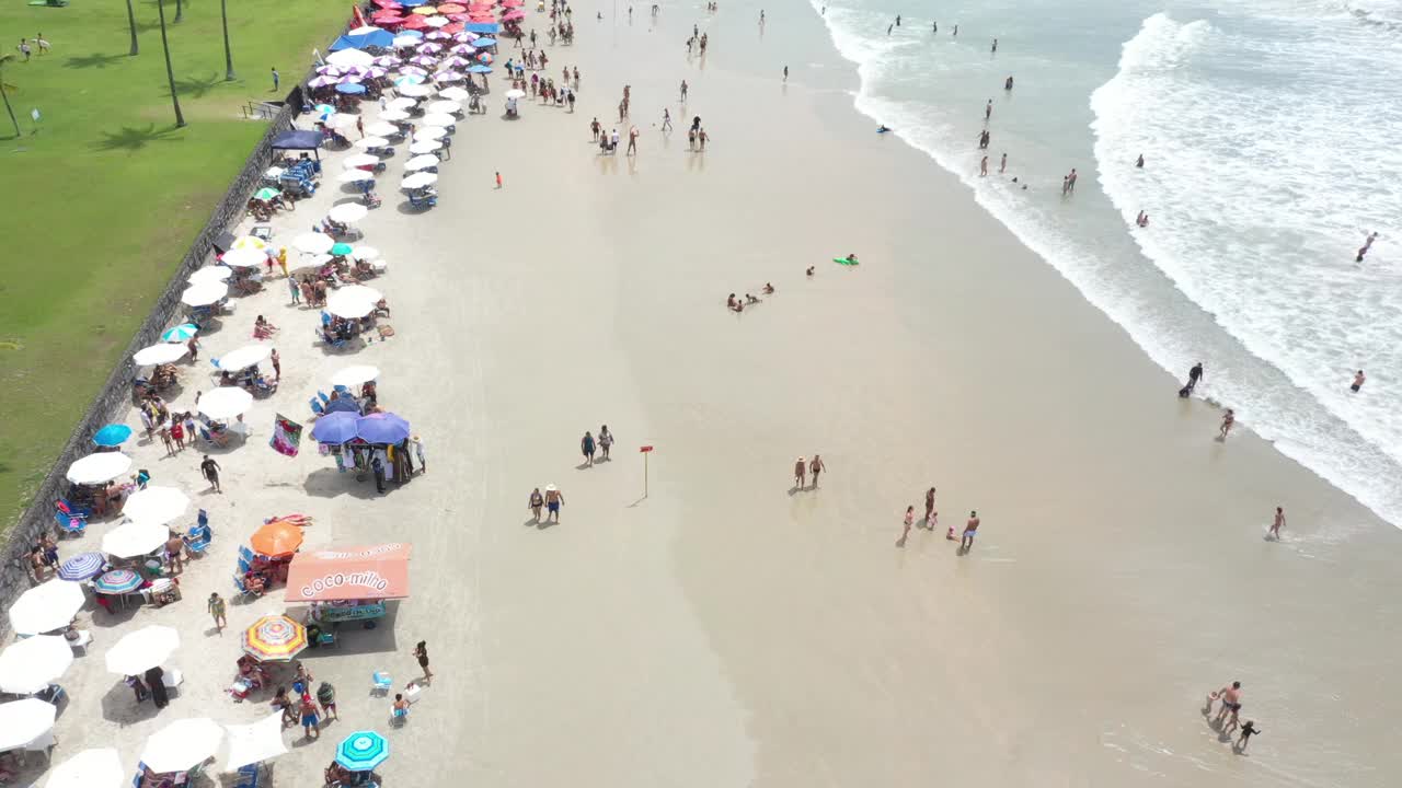 鸟瞰图伯南布哥海滩Guarujá， São保罗视频下载