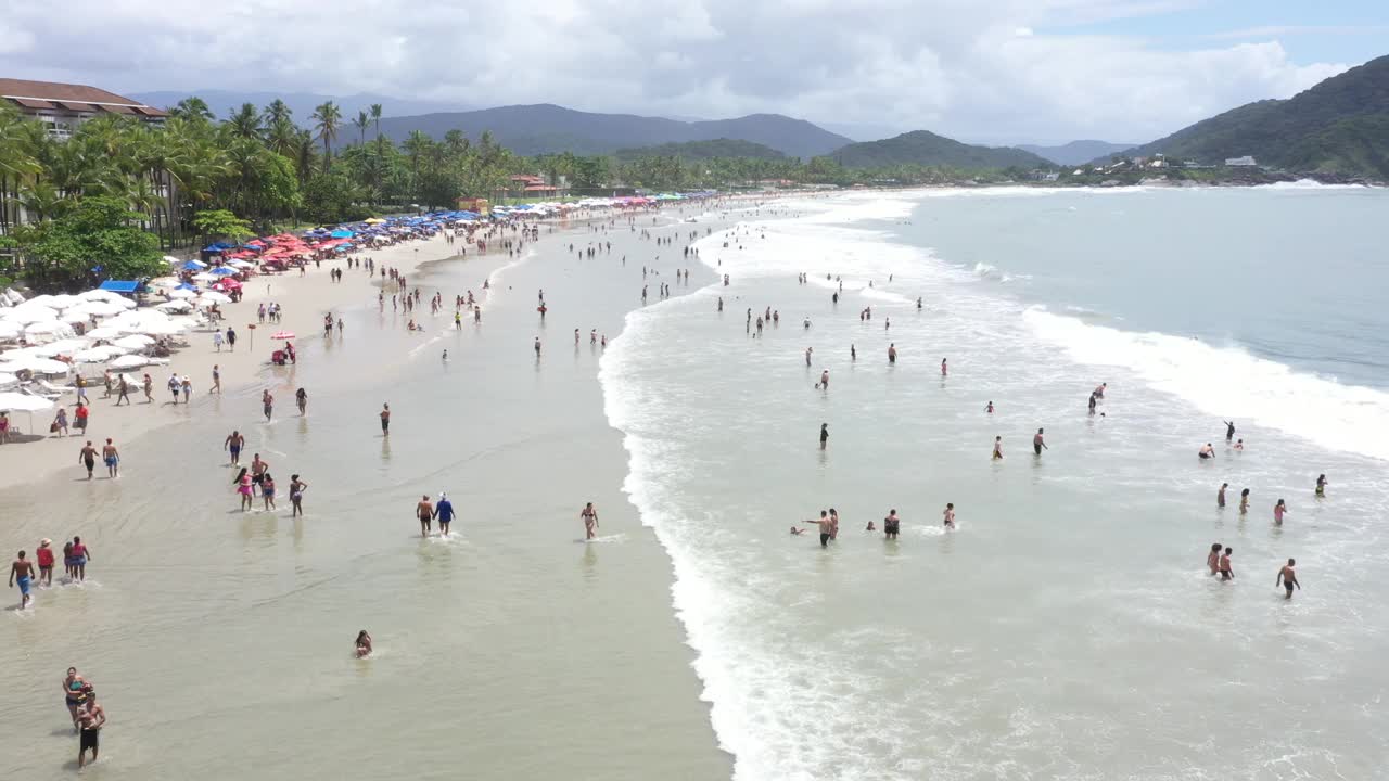 鸟瞰图伯南布哥海滩Guarujá， São保罗视频素材