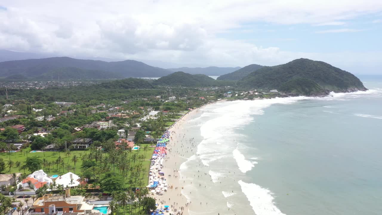 鸟瞰图伯南布哥海滩Guarujá， São保罗视频素材