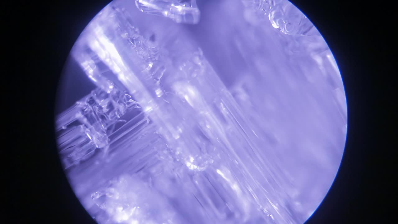 在显微镜下在雪地里潜水。一个气象站的降水研究。雪结构靠近。非常详细的视频视频素材