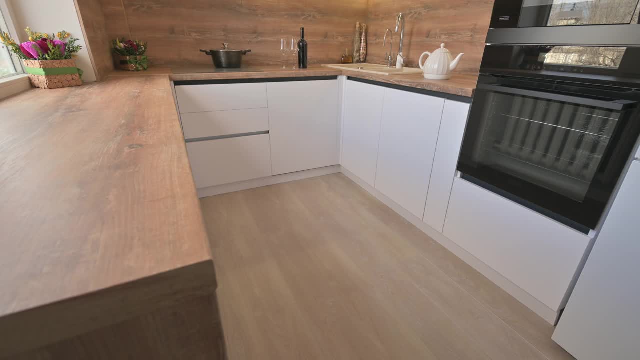 广角倾斜拍摄现代白色和木制米色厨房内部视频下载