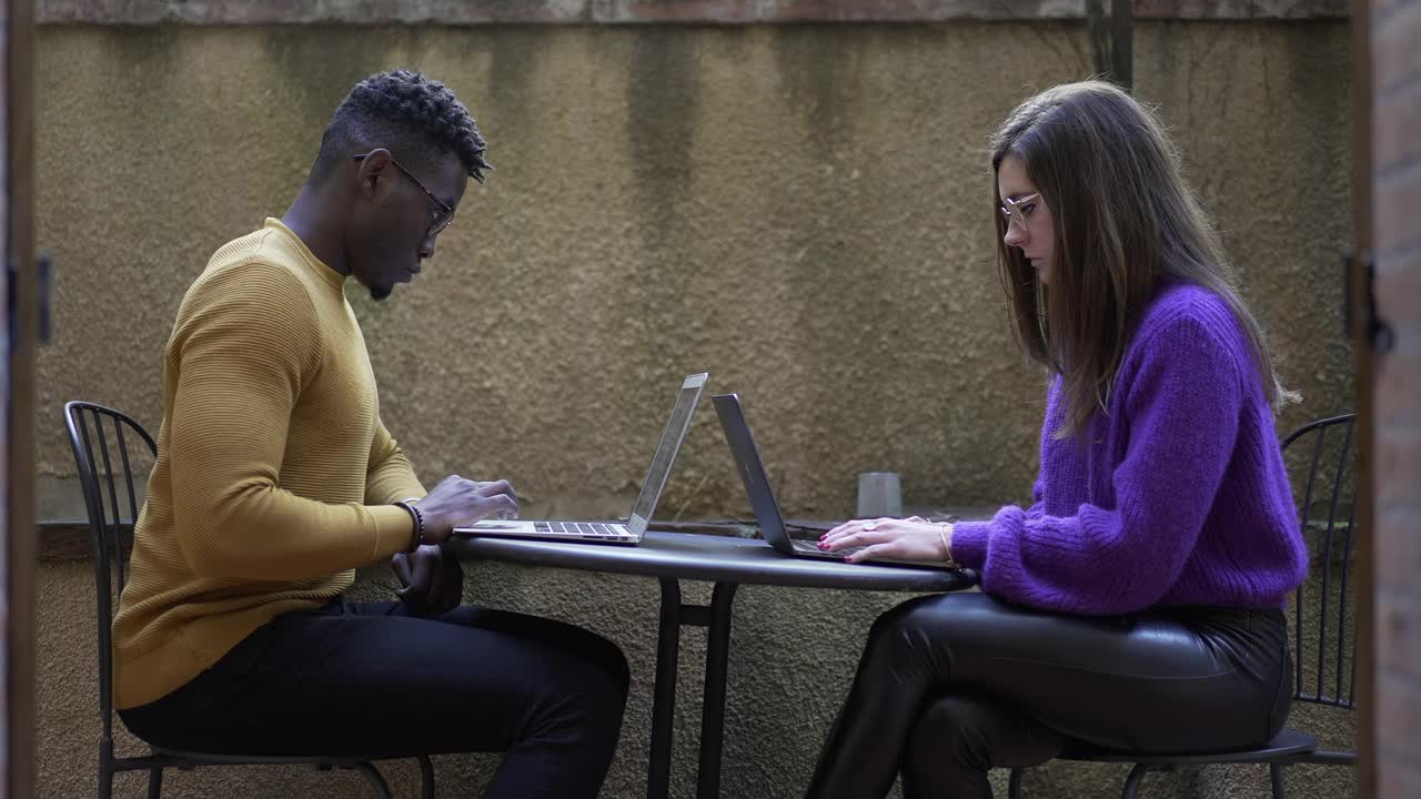 一个黑人和一个白人女孩在电脑前工作视频下载