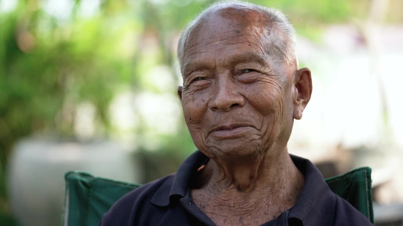 快乐的亚洲老年人，老人看着相机和微笑。视频下载