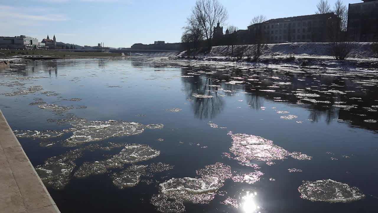 尼里斯河上的浮冰视频下载