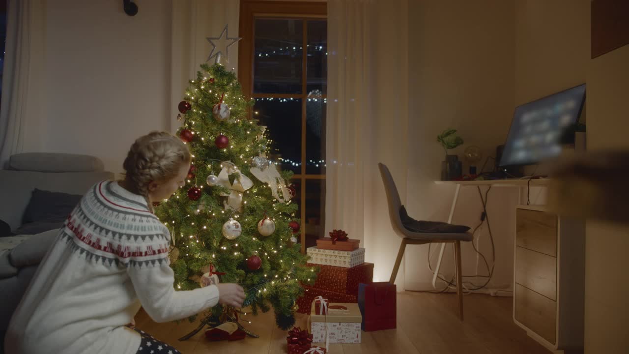 女人独自在家装饰圣诞树视频下载